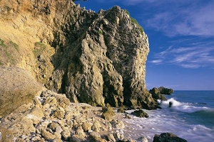 壽山壯麗的珊瑚礁石灰岩海岸 (康村財攝)