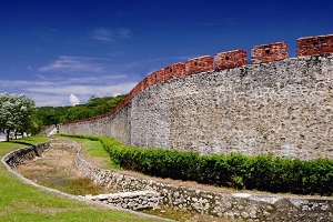 左營舊城東門綿延的城牆 (康村財攝)