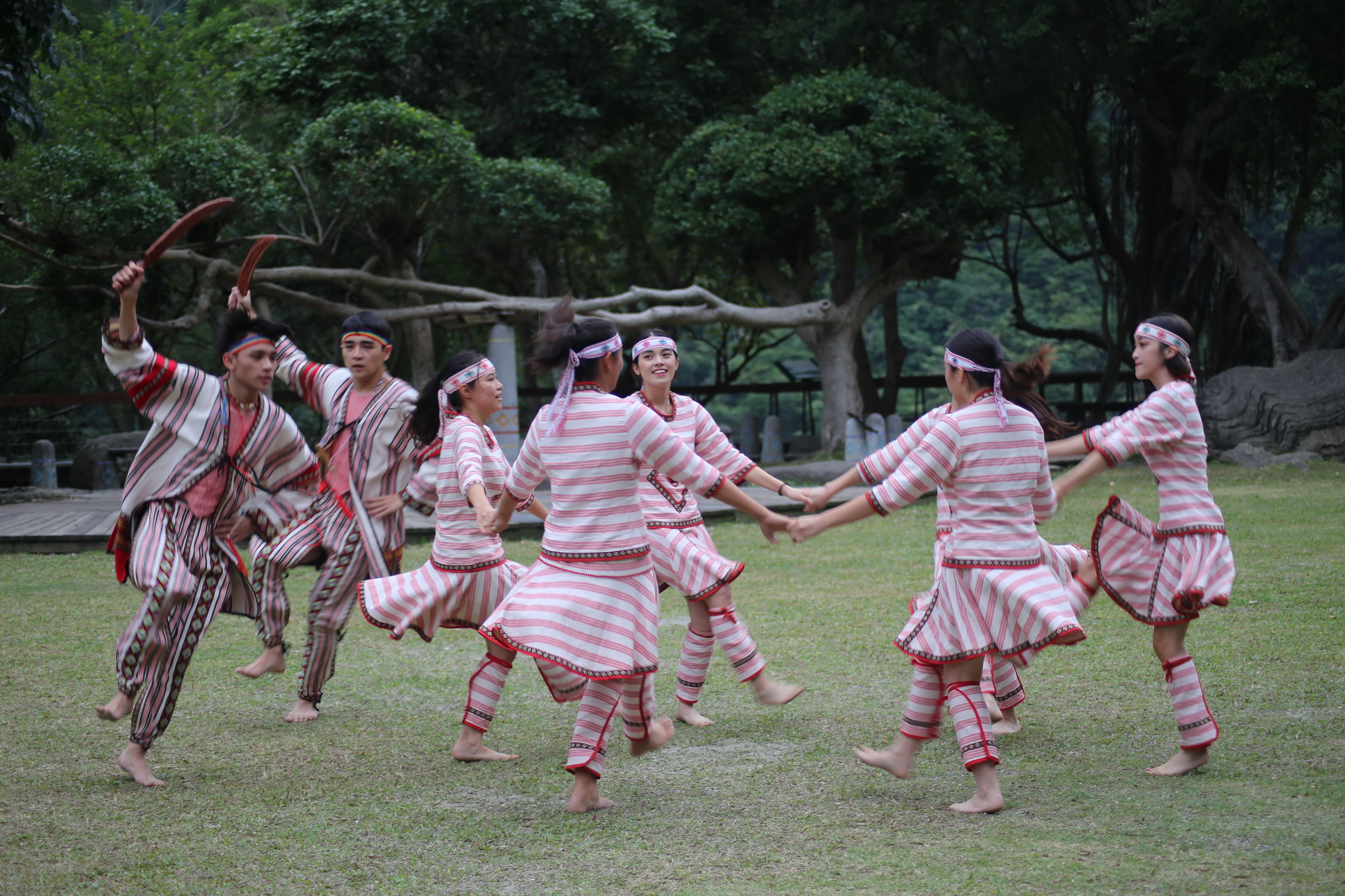 タロコ部落コンサートを:伝統的かつ現代的な音楽およびダンスと融合した、タロコ族の山林文化をご覧いただけます，4枚の写真。