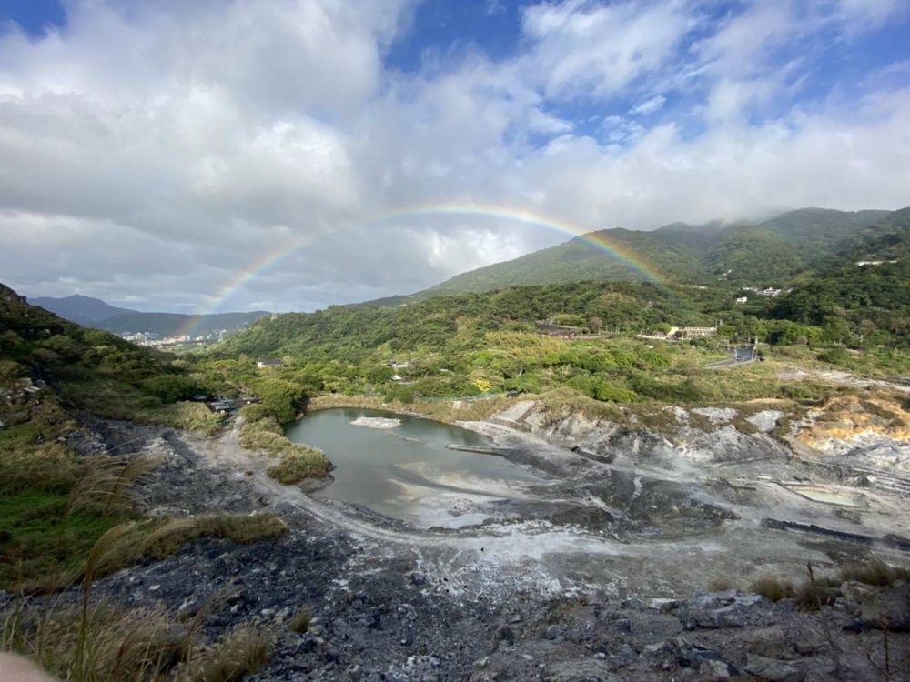 硫磺谷屬於大屯火山群火成岩與沈積岩交會處，偶見彩虹鑲掛，景色迷人/陽管處提供