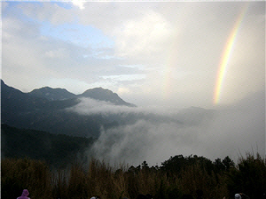 山雨過後，兩道虹在山之顛，在雲霧繚繞間