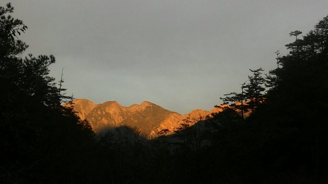 清晨朝陽下的黃金雪山