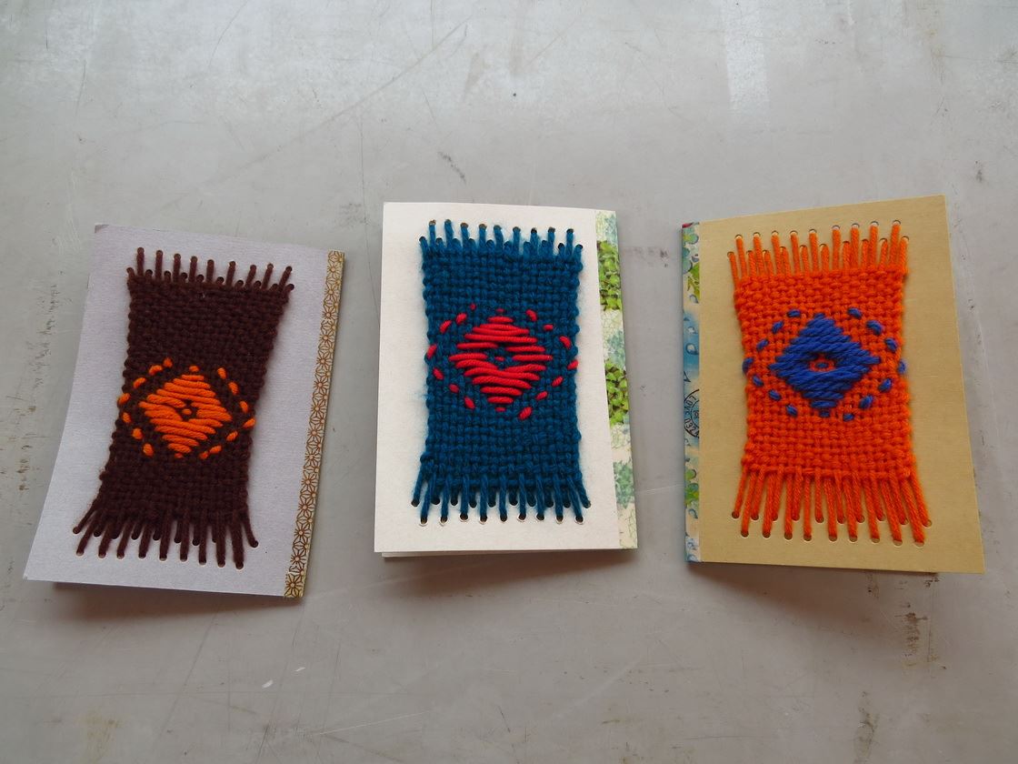 民眾親手製作太魯閣族獨特花紋的手工藝品  (太魯閣國家公園管理處提供)