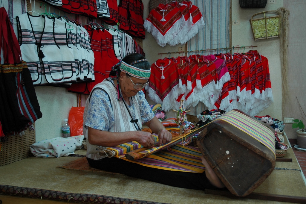 織布是太魯閣女子重要工作，苧麻是不可或缺的材料 (太魯閣國家公園管理處提供)
