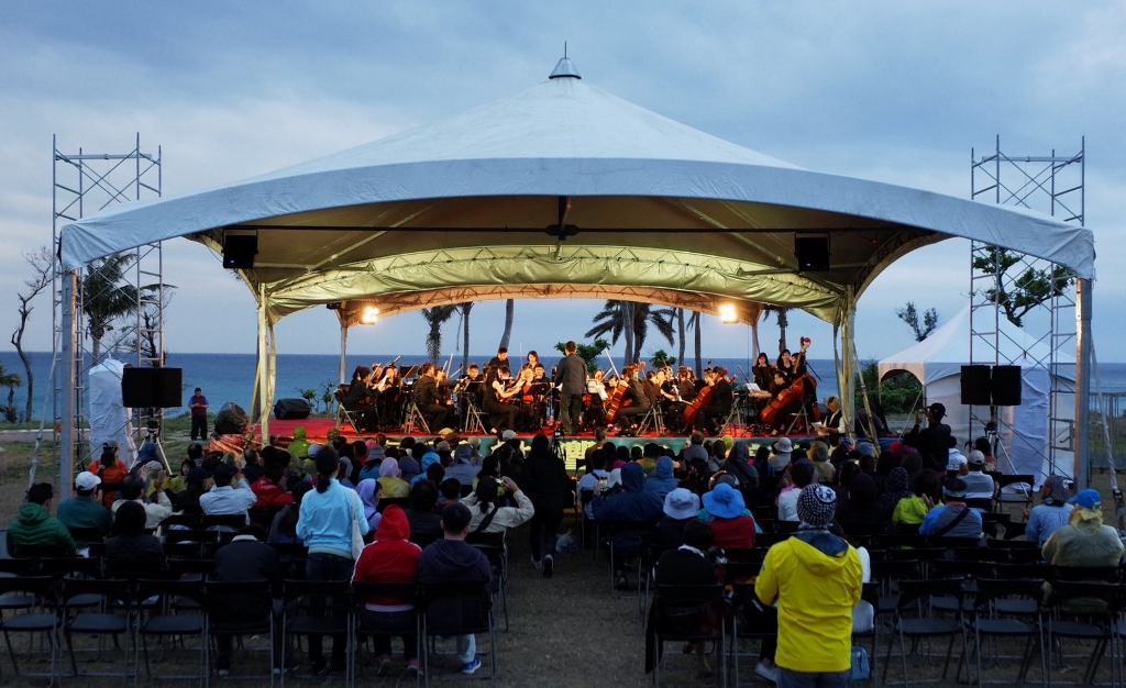 「海天共響-海洋音樂會」讓民眾在海天一色 的遼闊場域裡聆聽悠揚樂音 (墾丁國家公園管理處提供)