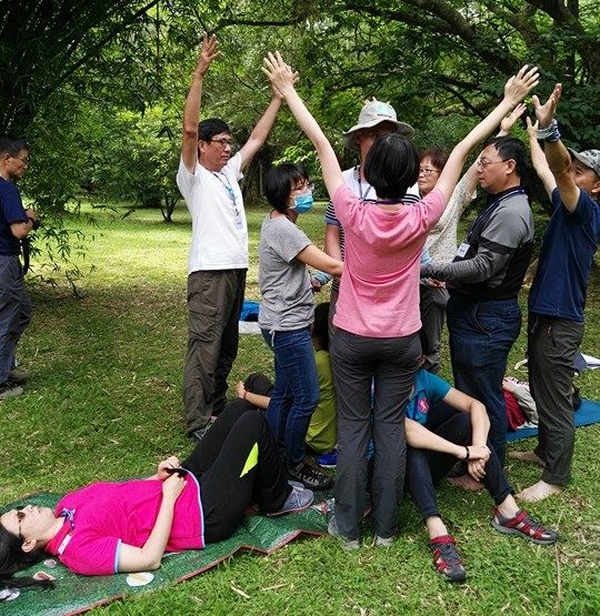 分組活動體驗打造一棵樹，運用肢體感官傳遞關於樹的知識 (工作坊講師張菁砡提供)