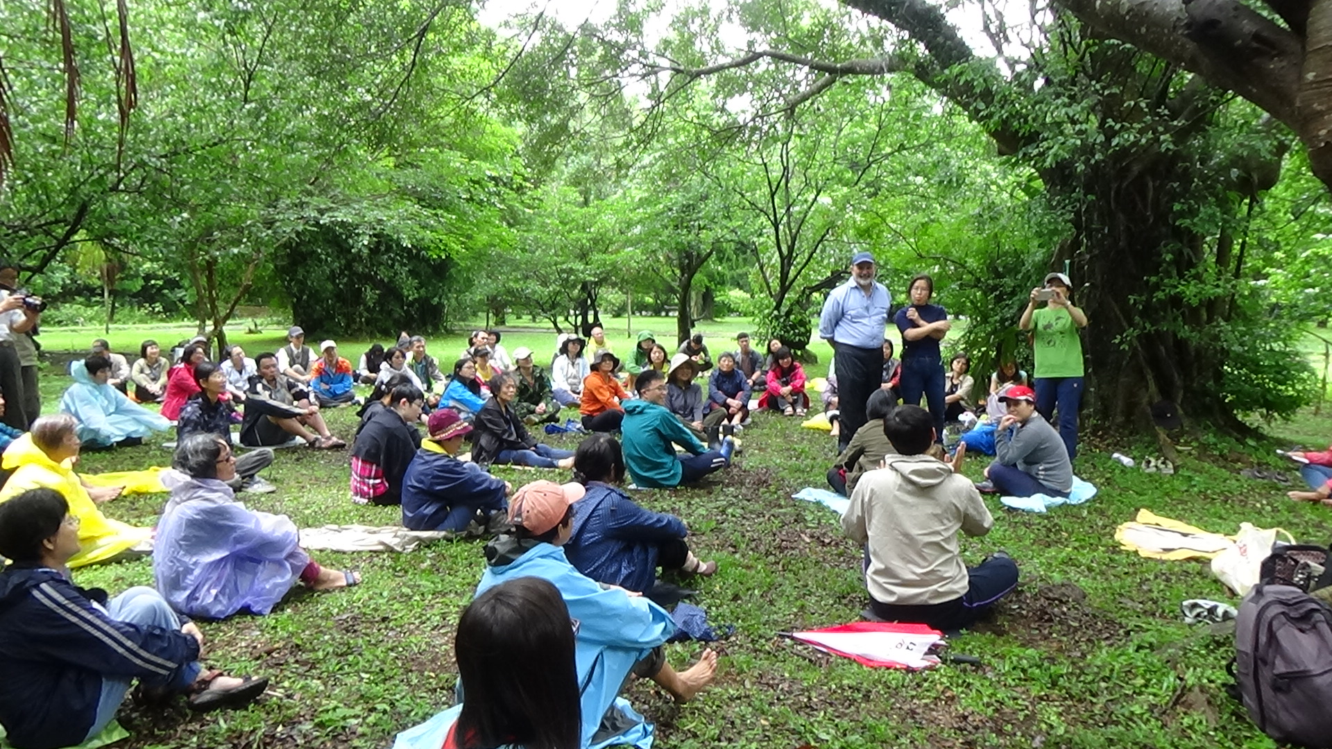 這群喜愛大自然的參與者喜愛在戶外的天幕下聆聽課程 (陽明山國家公園管理處提供)