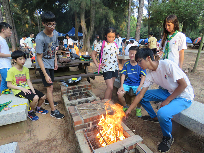 學員於金管處Youth Camp親自生火烹煮晚餐 (金門國家公園管理處提供)