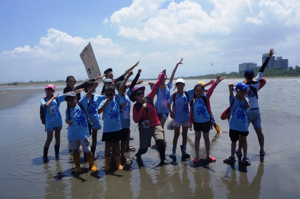 台管處Youth Camp潮間帶觀察 帶領學員深度認識在地生態環境  (台江國家公園管理處提供)