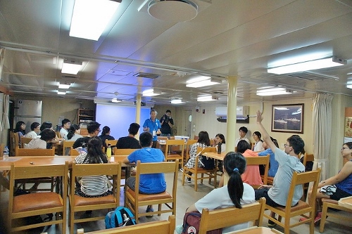 巡防艦上舉行夜間課程，學員與講師互動熱烈  (海洋國家公園管理處提供)