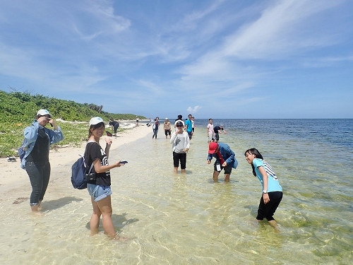 學員進行東沙島潮間帶生態體驗 (海洋國家公園管理處提供)