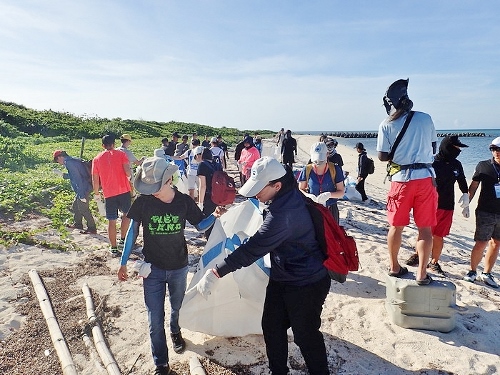 學員積極參與淨灘，維護東沙島純淨的生態環境  (海洋國家公園管理處提供)