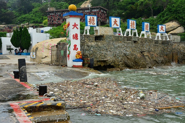 大膽島港口等地常有海漂垃圾的問題， 遊客離島時務必要帶走垃圾 (張永仁老師提供)