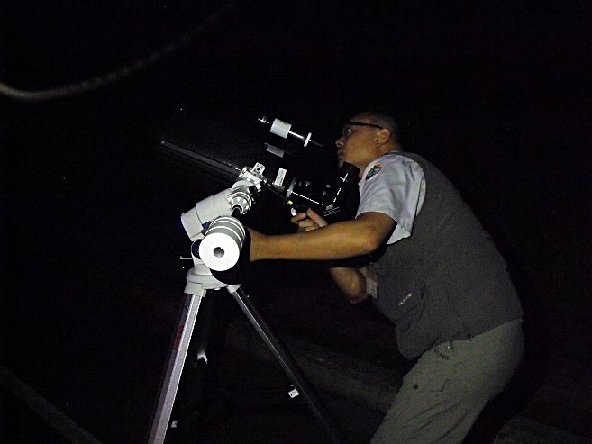 The teachers kept on adjusting the telescope’s angle in hopes to let the participants see the summer constellations and the beauty of Saturn