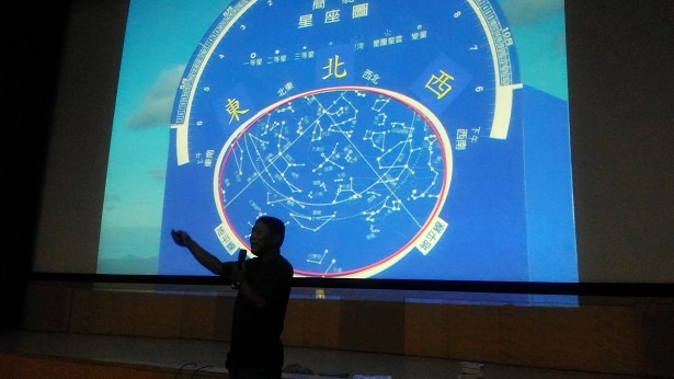 活動開始先在第一視聽教室 學習觀星盤等相關天文知識  (國家公園電子報編輯小組提供)