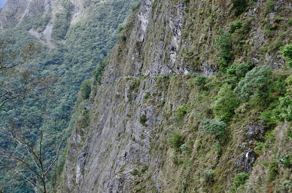 錐麓古道中，最令人興奮莫過於走在500公尺長的錐麓大斷崖