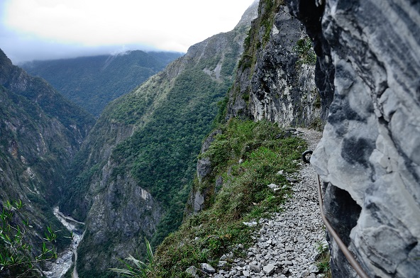 錐麓斷崖到立霧溪落差達500公尺，步道寬僅約1.5公尺，山崖側面設置繩索輔助