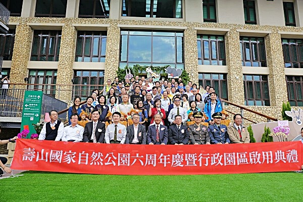 各方嘉賓近300人 共同宣誓壽山將邁入生態保育 和文化保存的新里程 (國家公園電子報編輯小組提供)