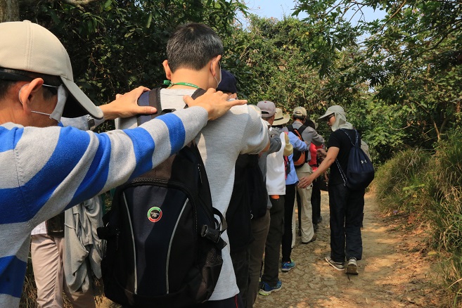學員矇上眼睛集體行走在山林中， 靜下心來聆聽周遭環境訊息  (壽山國家自然公園籌備處提供)