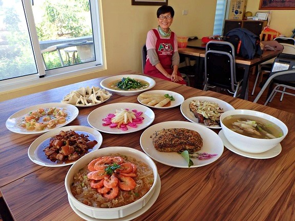 Chef Lin Chiu-Yueh of the local Longshui Restaurant and her radish banquet