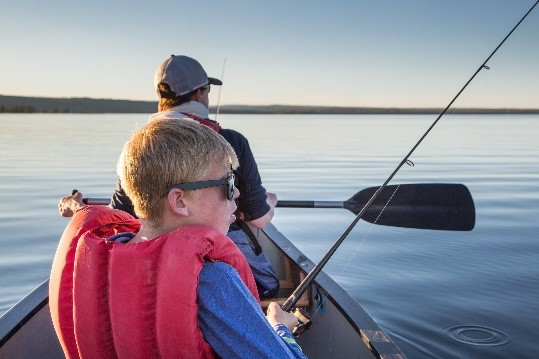 圖為釣客於黃石國家公園路易斯湖划船垂釣