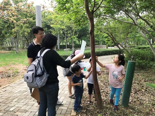 每個參與活動的親子家庭將獲得一個特製背包， 並透過介紹來觀察植物 (臺中都會公園管理站提供)