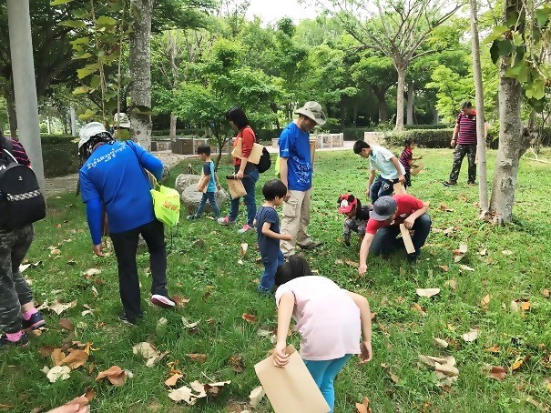 Towards the end of the event,theparents and children all bent over to pick up the leaves and branches
