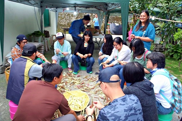 參與民眾跟當地居民一起處理箭竹筍等食材 (太魯閣國家公園管理處提供)