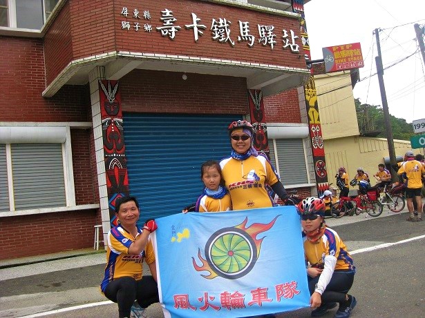 大女兒國小畢業時，我們一家4口到臺灣參加單車環島活動