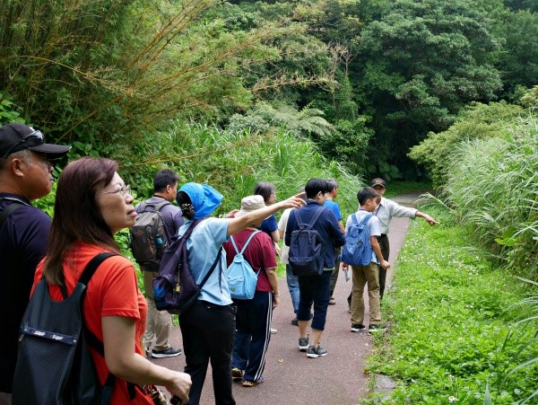 學員們興奮地前往步道尋找蟬的蹤跡 (國家公園電子報編輯小組提供)