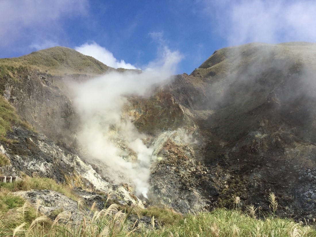 小油坑遊憩區吸引遊客親近體驗火山，假如噴氣口突然發生水蒸氣噴發，勢必會造成災情