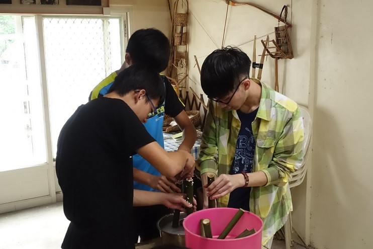學員體驗自製竹筒飯  (太魯閣國家公園管理處提供)