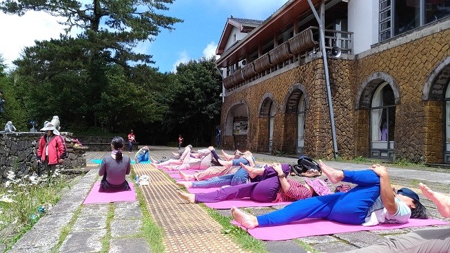各組家庭成員躺在瑜珈墊上仰望藍天， 徜徉在自然之間，享受慢活的美好  (玉山國家公園管理處提供)