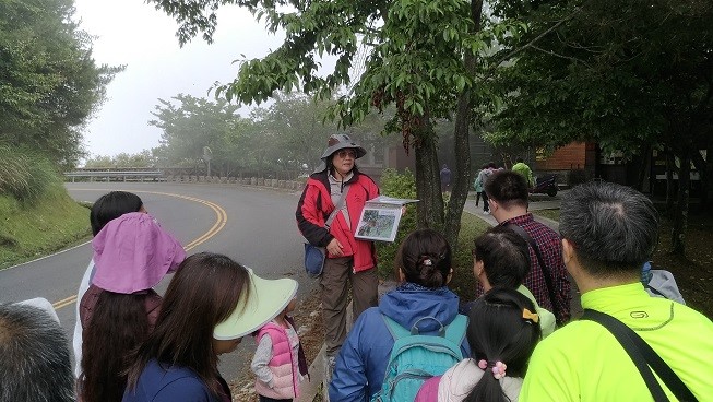 活動尾聲在石山服務區， 實地觀察臺灣獼猴習性及生態保育  (玉山國家公園管理處提供)