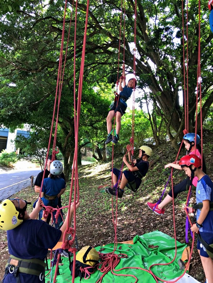 由經驗豐富的團隊，訓練特務膽量的攀樹體驗 (菁山遊憩區提供)