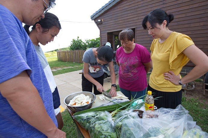 學員以在地小農食材分組烹飪 組成創意的「大地分享餐桌」  (海洋國家公園管理處提供)
