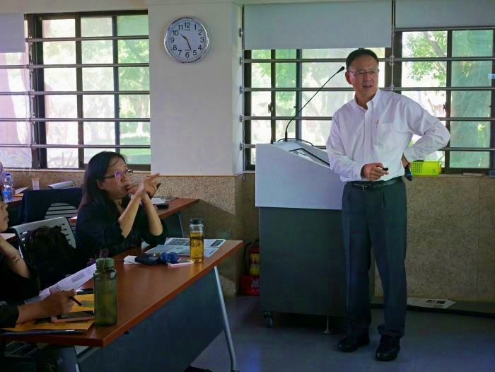 Yoshitaka Kumagai教授(右)講述綠色名錄申請步驟，由臺灣師範大學地理系蘇淑娟教授(左)即席翻譯  (國家公園電子報編輯小組提供)