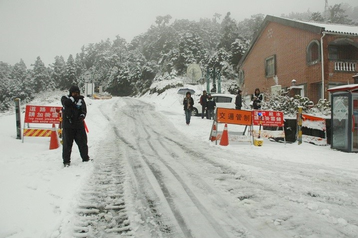 若遇下（積）雪時實施交通管制，未遇下（積）雪時實施交通疏導