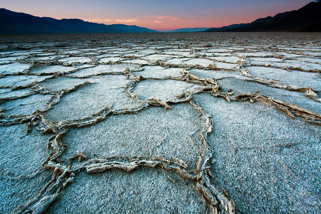 低於海平面282英呎的惡水盆地， 是死亡谷國家公園著名景點     （圖片取自 Flickr，攝影師Nagaraju Hanchanahal）
