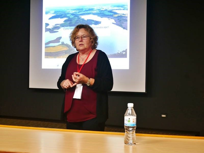 遠從德國來的科學家Margot Böse 分享 在德國奧得河河谷所做的地質研究方法與成果 (國家公園電子報編輯小組提供)