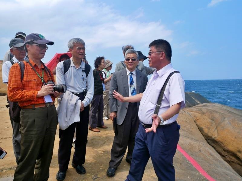 野柳地質公園經營團隊總經理楊景謙
帶領前往正進行奈米塗料防止石頭風化的實驗場域
(國家公園電子報編輯小組提供)