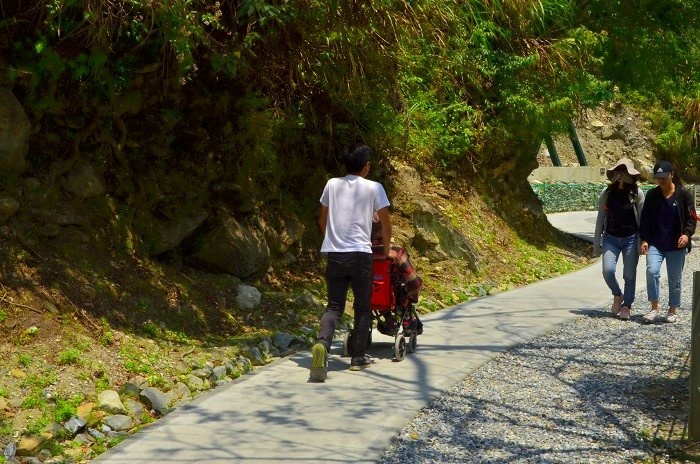 白楊步道前半段0.95公里是友善步道， 讓推行輪椅與嬰兒推車的朋友們便利通行  (太魯閣國家公園管理處提供)