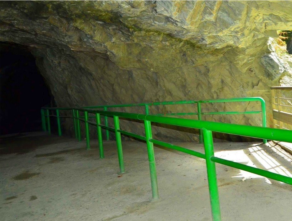 為方便遊客們安全通行， 多處隧道內均設有扶手欄杆  (太魯閣國家公園管理處提供)
