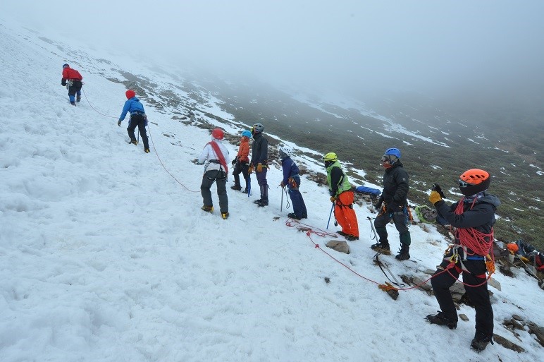 雪季期間攀登雪山， 重要雪攀裝備一定要準備 且會使用方能安全登頂與下山  (雪霸國家公園管理處提供，王榮光攝)