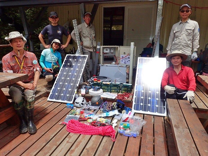 夥伴們共同背到霸南山屋的太陽能設備