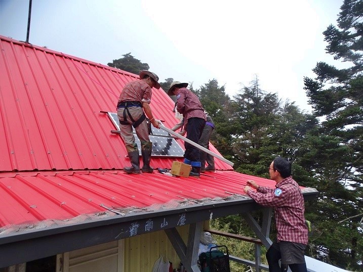 在霸南山屋屋頂上進行太陽能板安裝
