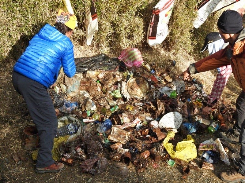 在中霸山屋附近收集垃圾， 堆滿成一座小山