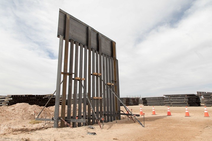 美國政府計畫在亞利桑那州和加州新設的邊境牆， 牆柱材質是以混凝土填充的鋼梁， 高為5至9公尺。牆柱之間的間隔狹窄， 寬度只容許巡邏人員的視野穿過。     （圖片取自 Flickr，攝影師Mani Albrecht/ U.S. Customs and Border Protection）