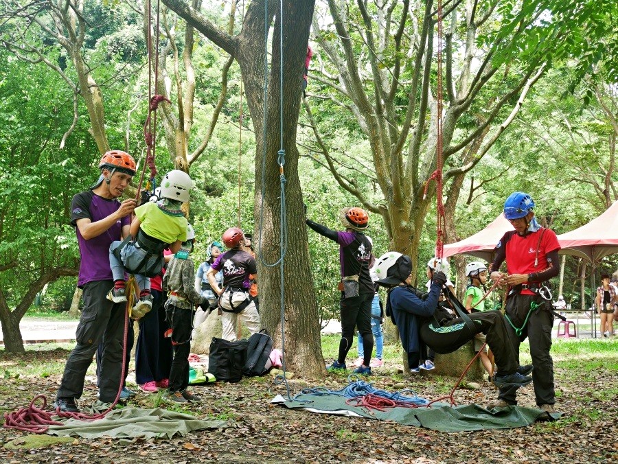 攀樹活動讓大小朋友體驗 高空中執行生物調查的滋味  (國家公園電子報編輯小組提供)