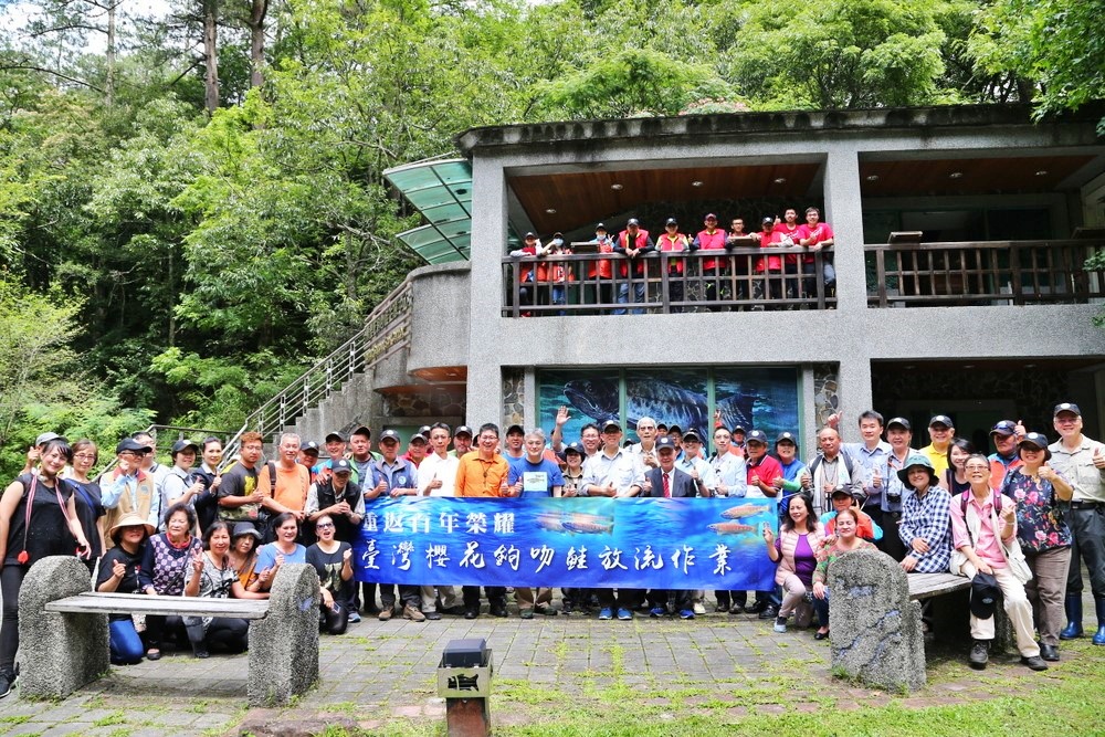 6月28日放流作業人員合照於 臺灣櫻花鉤吻鮭生態中心前  (雪霸國家公園管理處提供)